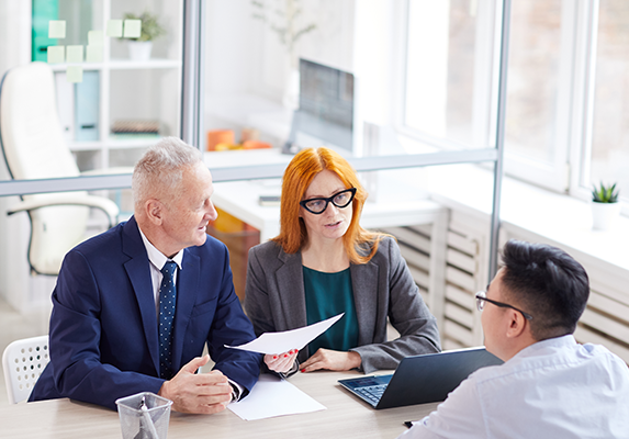 Eine gl&uuml;ckliche Mitarbeiterin erh&auml;lt eine Geschenkkarte von ihrem Chef, was die positive Auswirkung von Geschenkkarten auf die Mitarbeitermotivation und -bindung verdeutlicht.