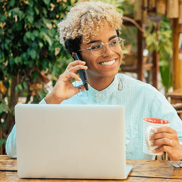 Giovane dipendete di azienda fa smart working grazie alle gift card digitali