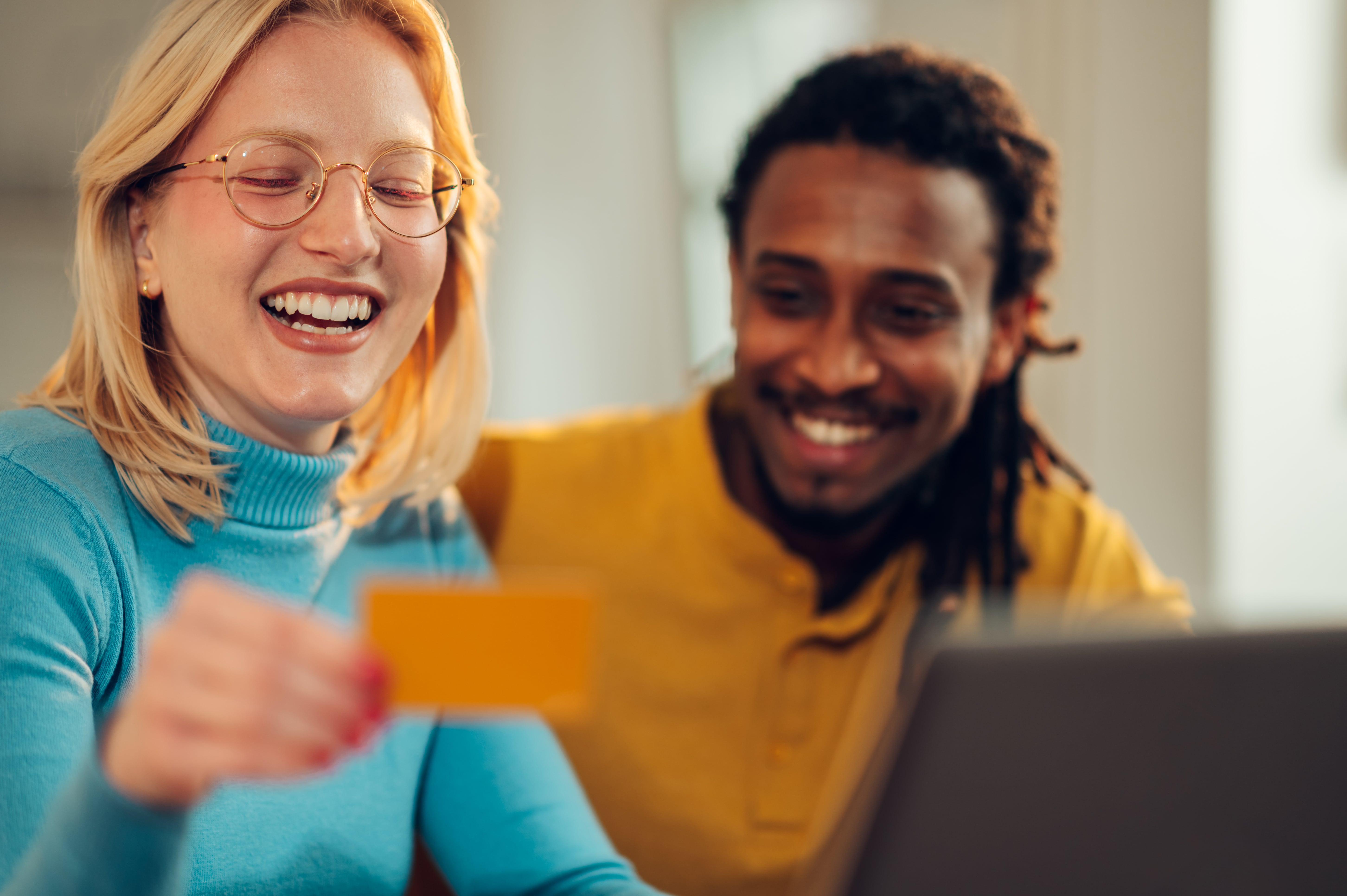 Dipendente felice con una gift card aziendale