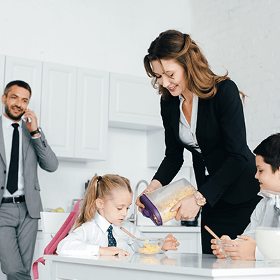 Genitori impiegati in azienda fanno colazione con figli