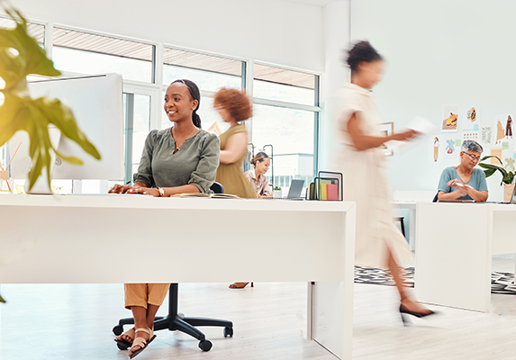 Donne e uomini che collaborano in un ambiente di lavoro inclusivo